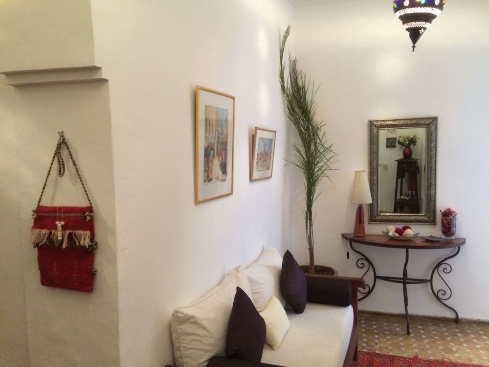 Riad Scarlett 2