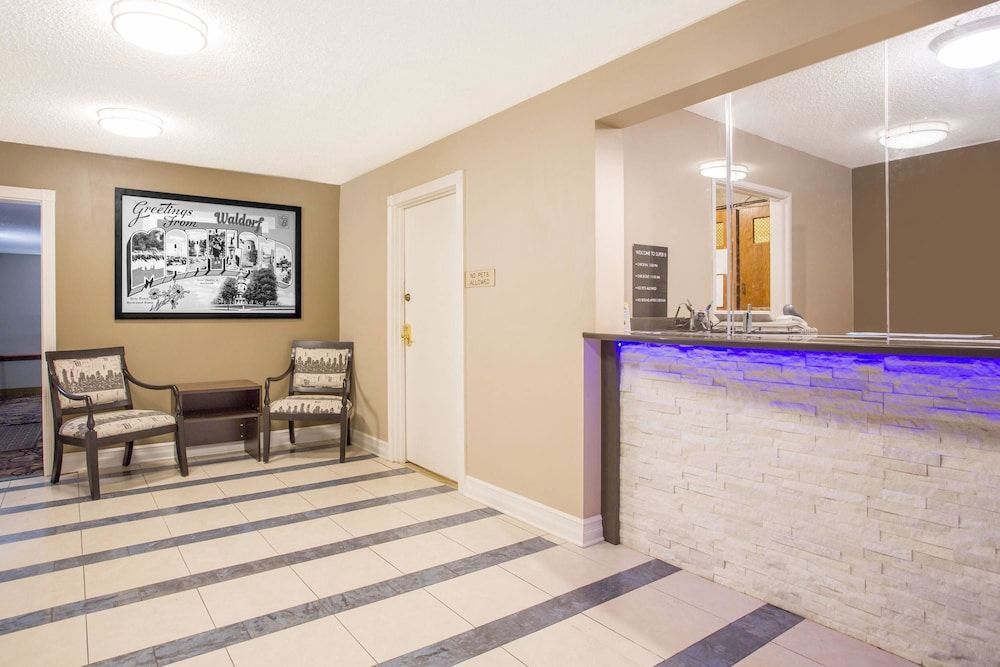 Super 8 by Wyndham Waldorf 2