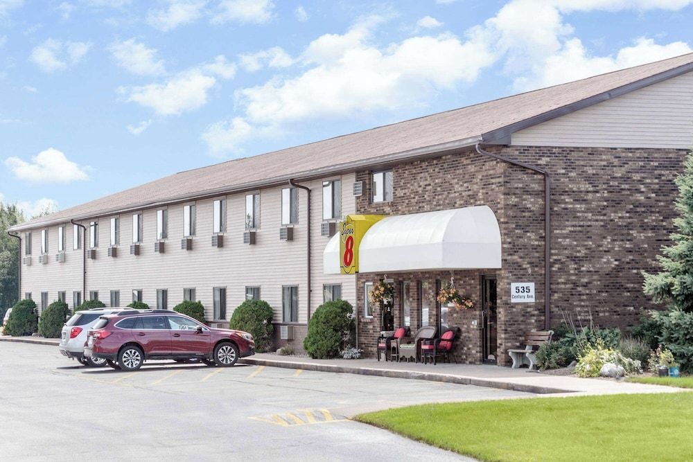 Super 8 by Wyndham Antigo 1