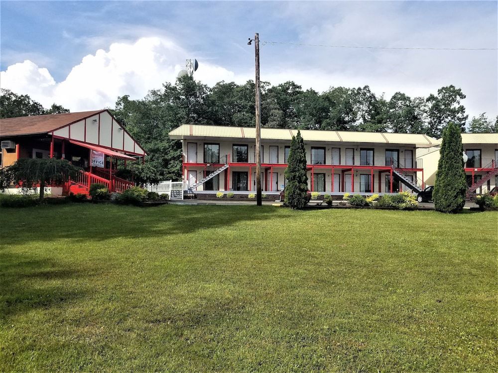 Econo Lodge Inn & Suites Lake Harmony - Pocono Mountains Area 1