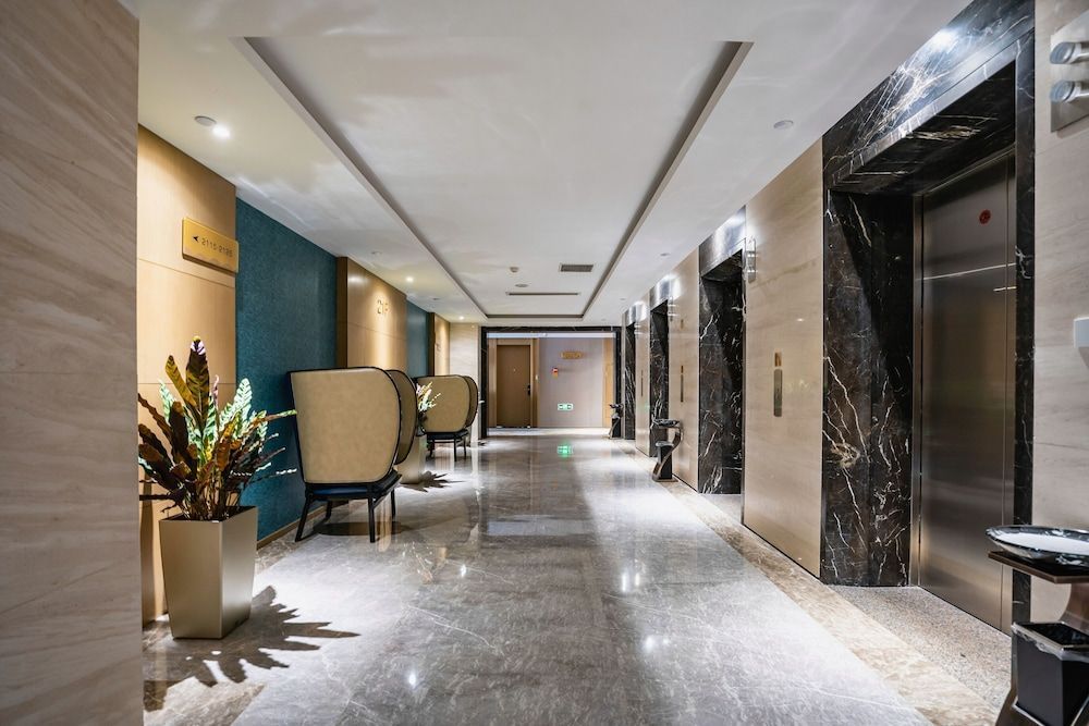Ramada Encore Hangzhou Aoti 1