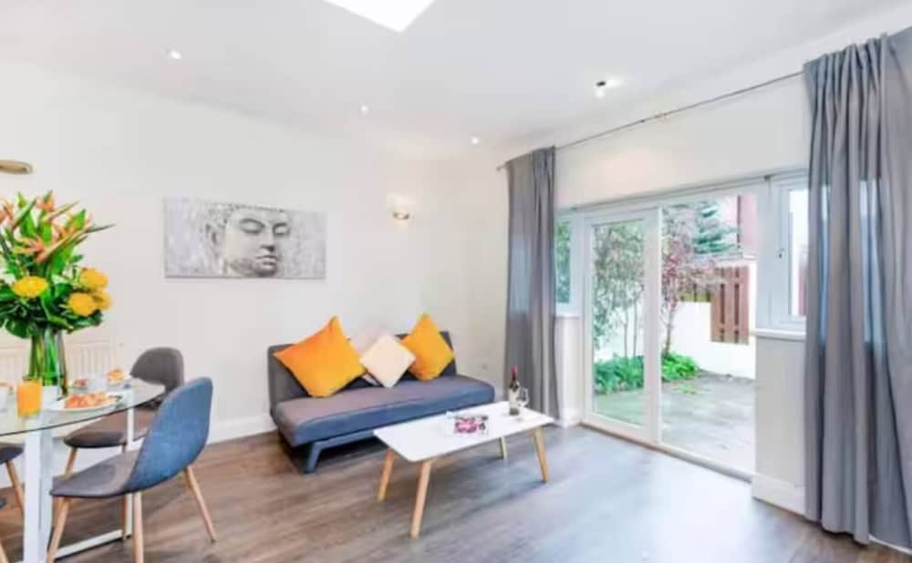 Cosy Two Bedroom Apartment Near East Croydon Station 1