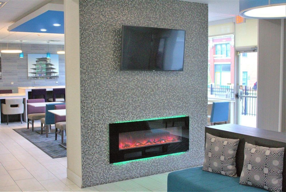 La Quinta Inn & Suites by Wyndham Indianapolis Downtown 2