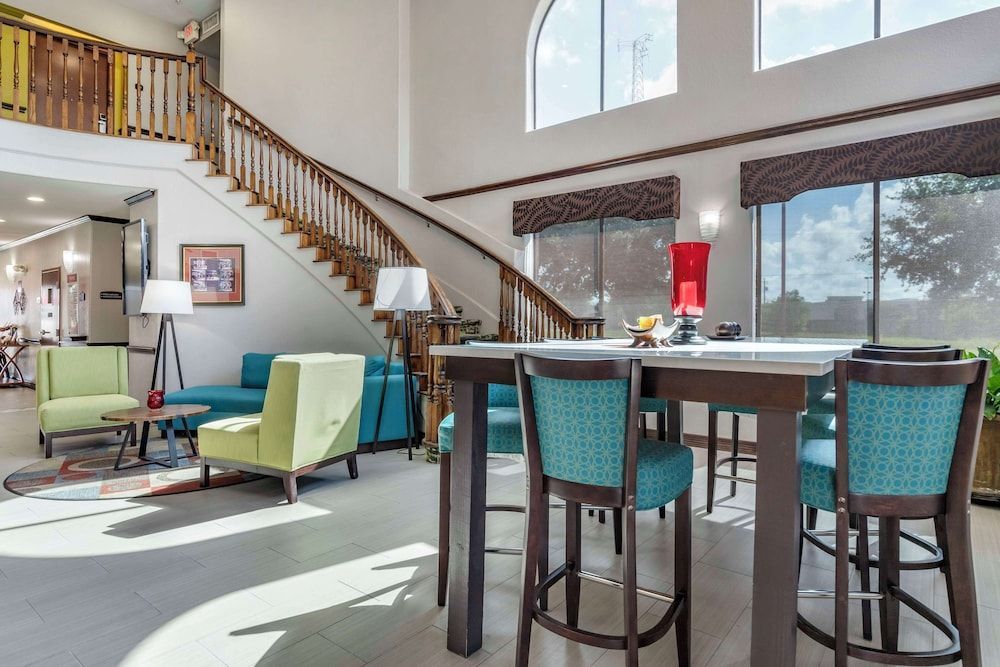 Best Western Plus Victoria Inn & Suites 2