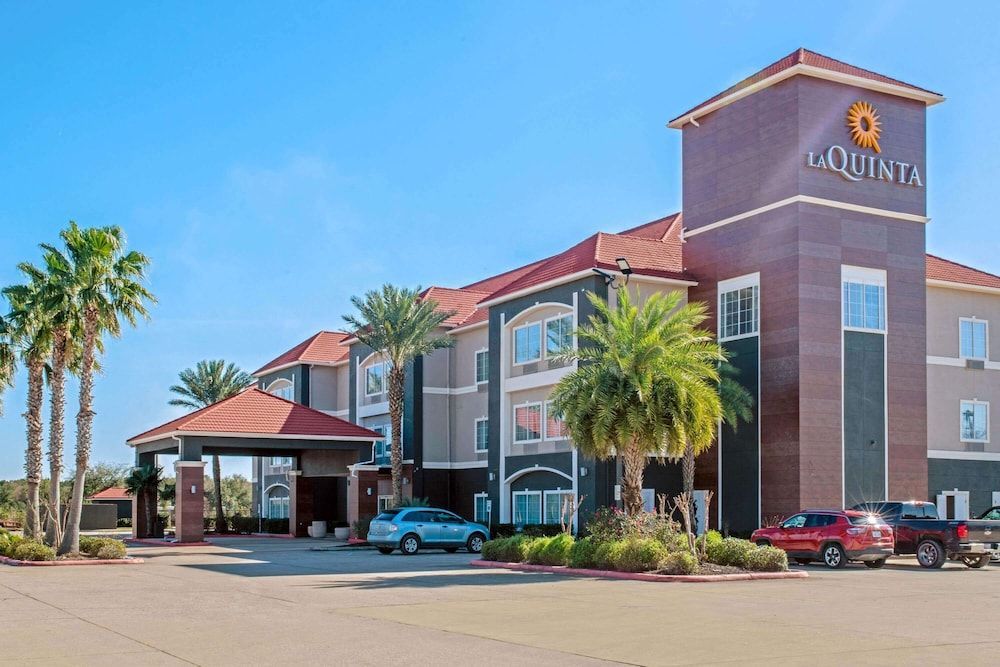 La Quinta Inn & Suites by Wyndham Winnie 1