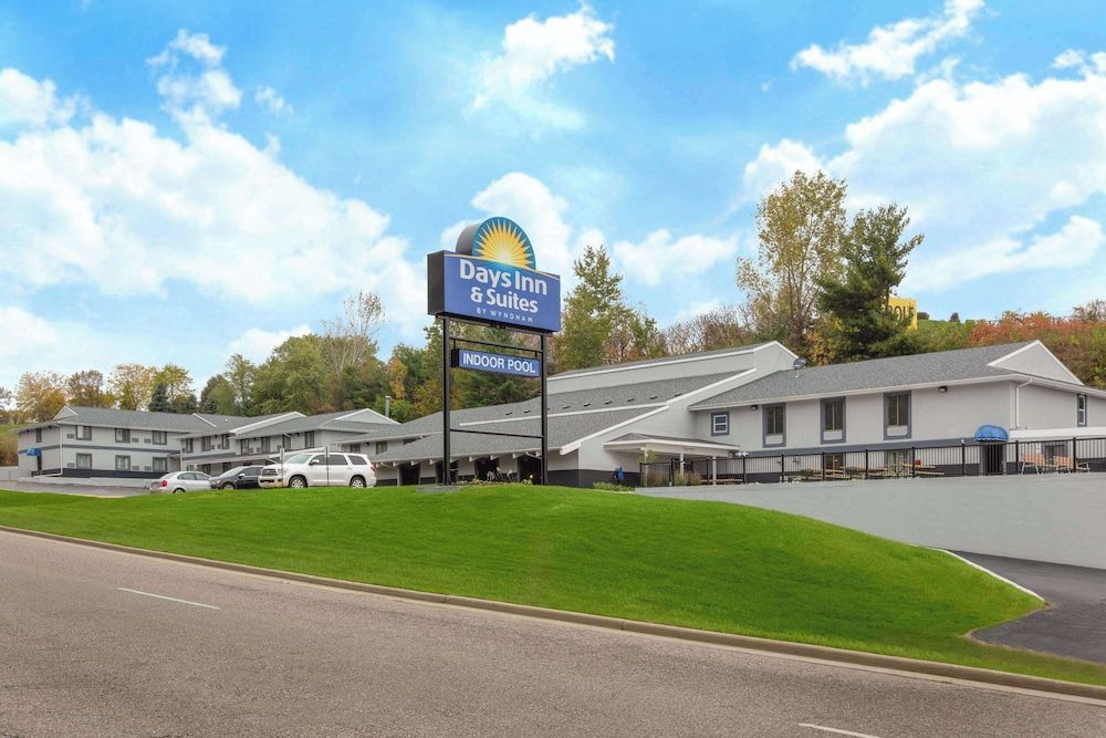 Days Inn & Suites by Wyndham Wisconsin Dells 1