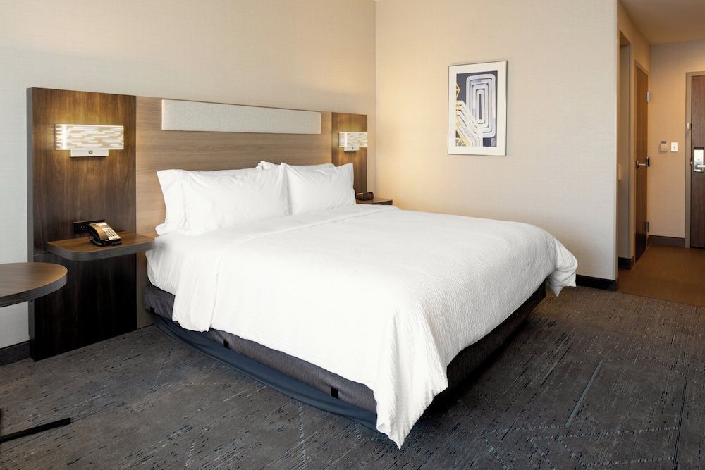 Holiday Inn Express & Suites LATHROP by IHG 1