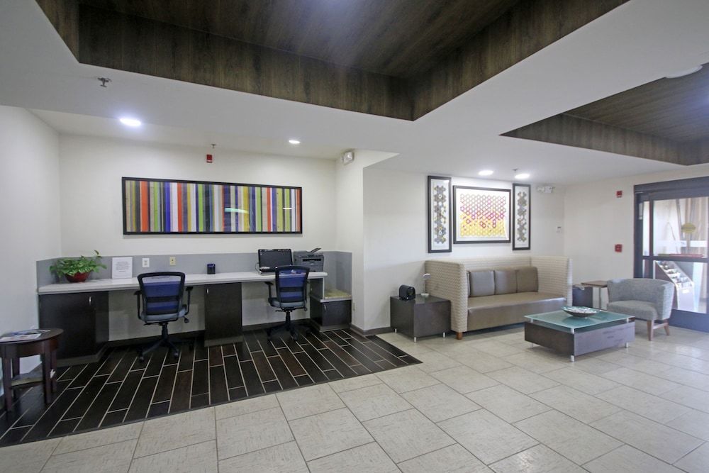Holiday Inn Express & Suites GREENSBORO-EAST by IHG 2