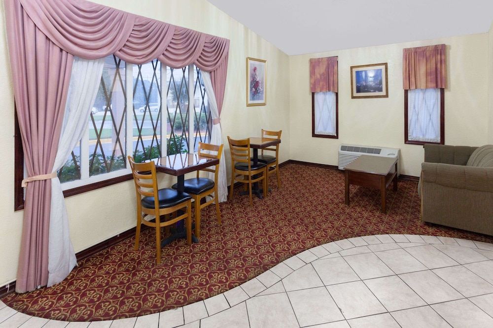 Knights Inn - Tucker 2