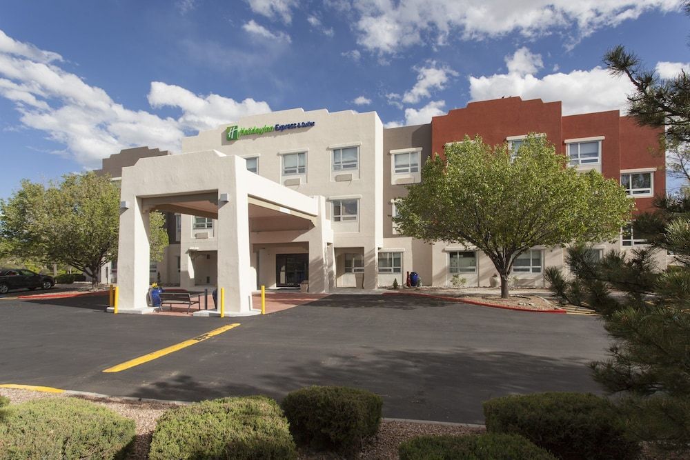 Holiday Inn Express & Suites SANTA FE by IHG 1