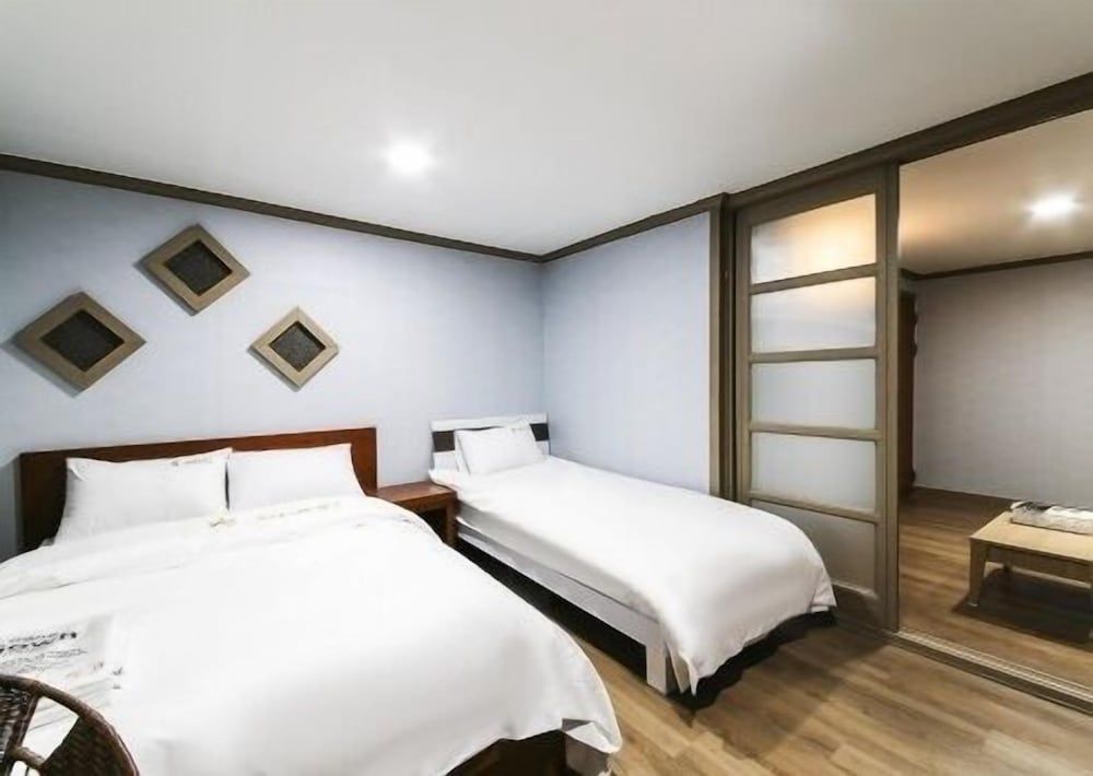 Happy Q Motel 1