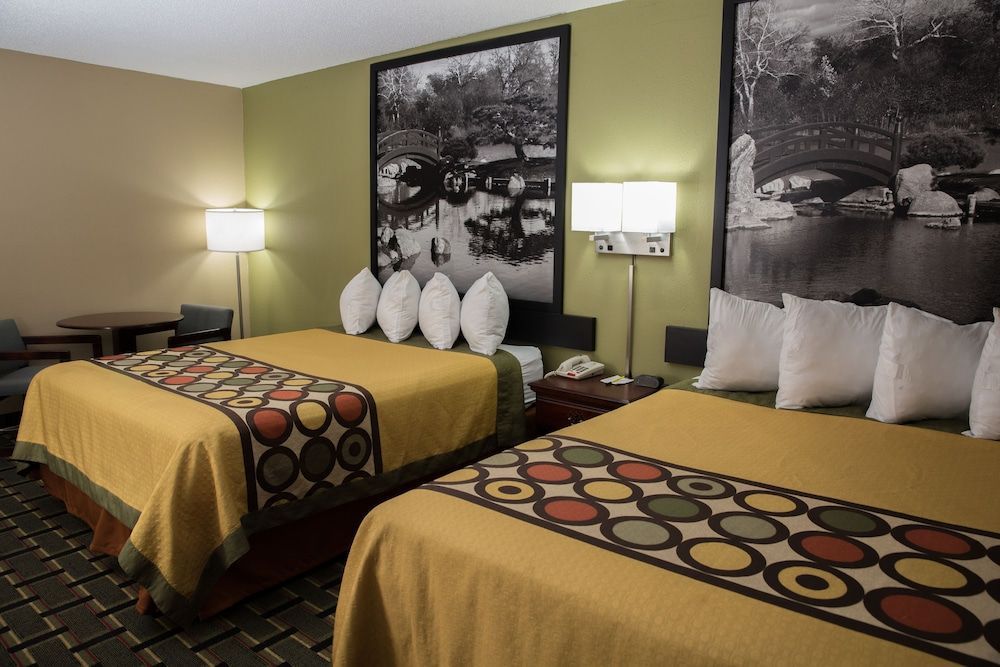Econo Lodge Canton North 2