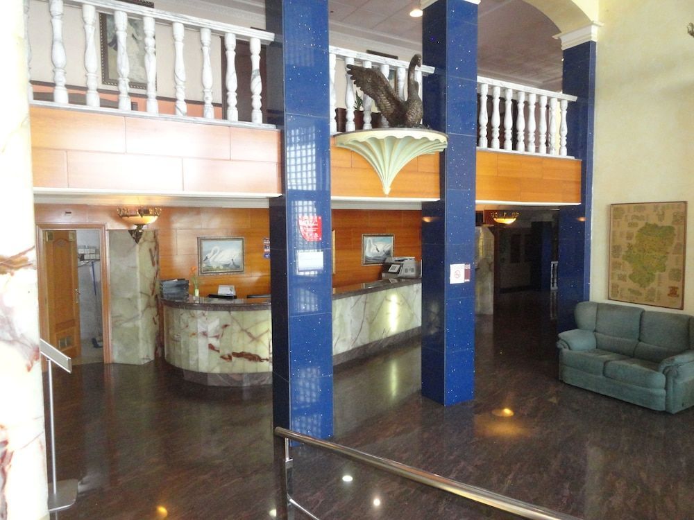 Hotel El Cisne - parking exterior gratuito 2