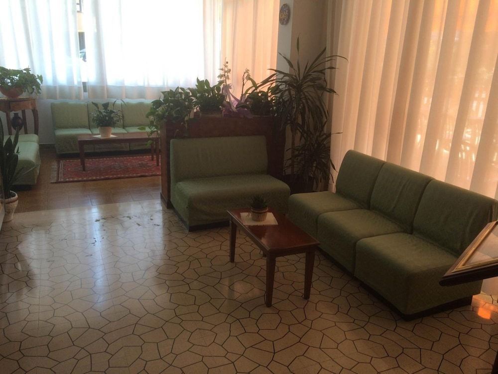 Hotel Mirage 2
