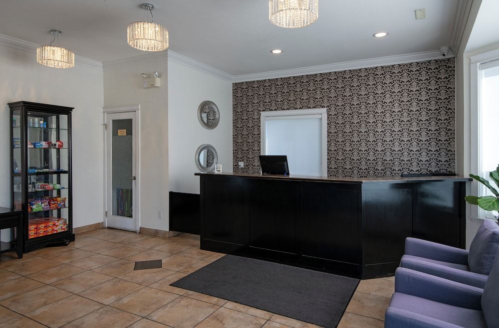 Riverland Inn & Suites 2