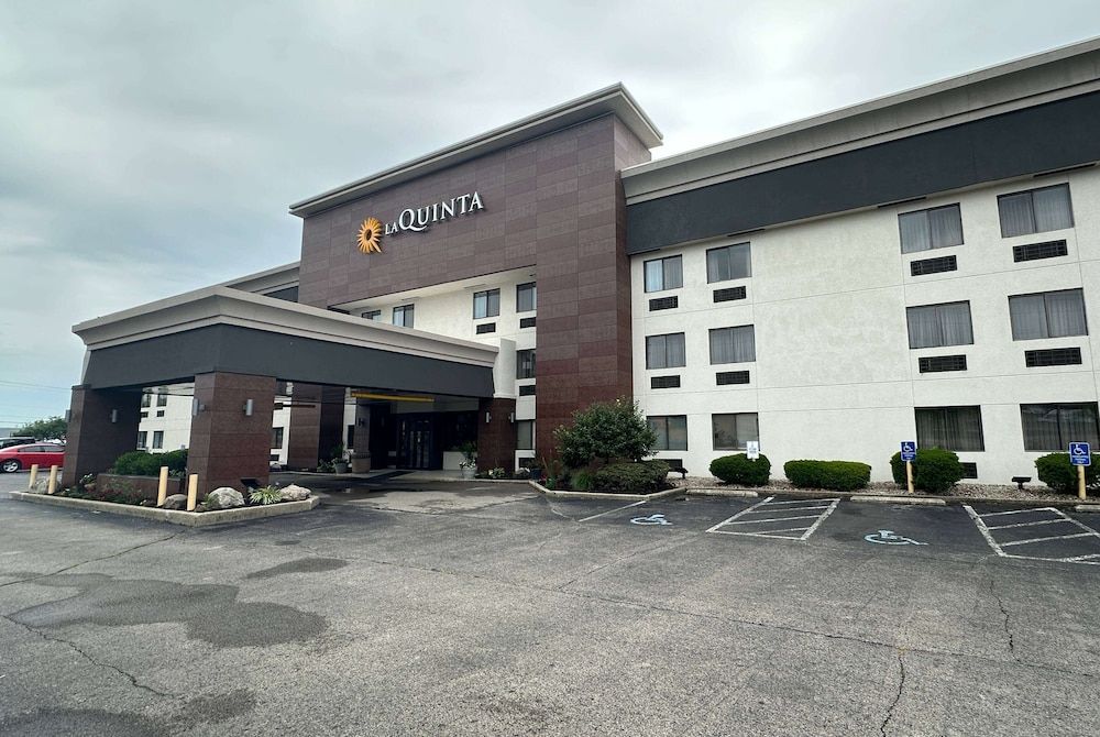 La Quinta Inn and Suites by Wyndham Cincinnati North 1