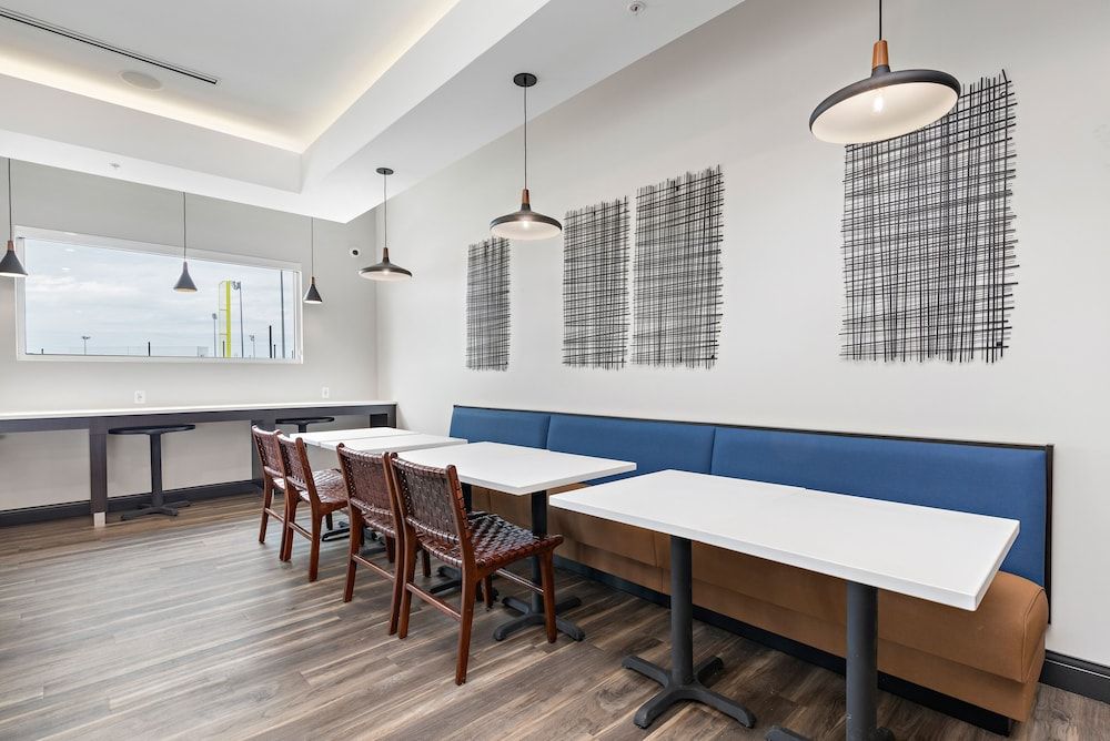 Holiday Inn Express Kansas City North - Parkville by IHG 1