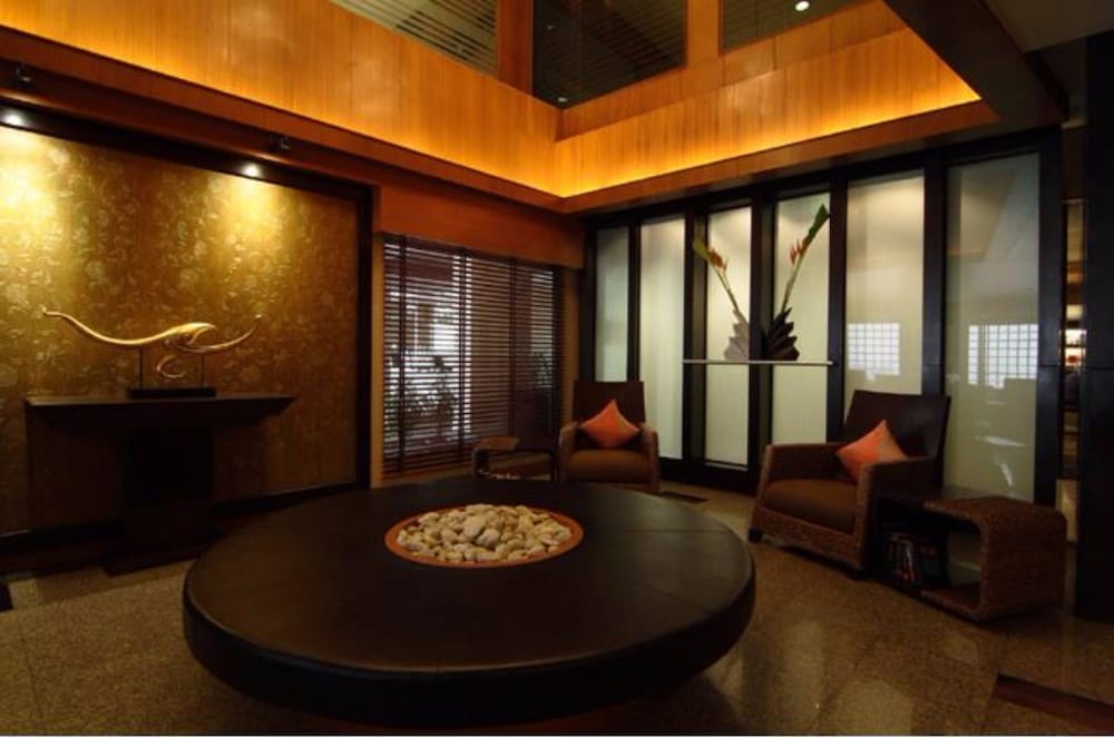 Rose Hotel 2