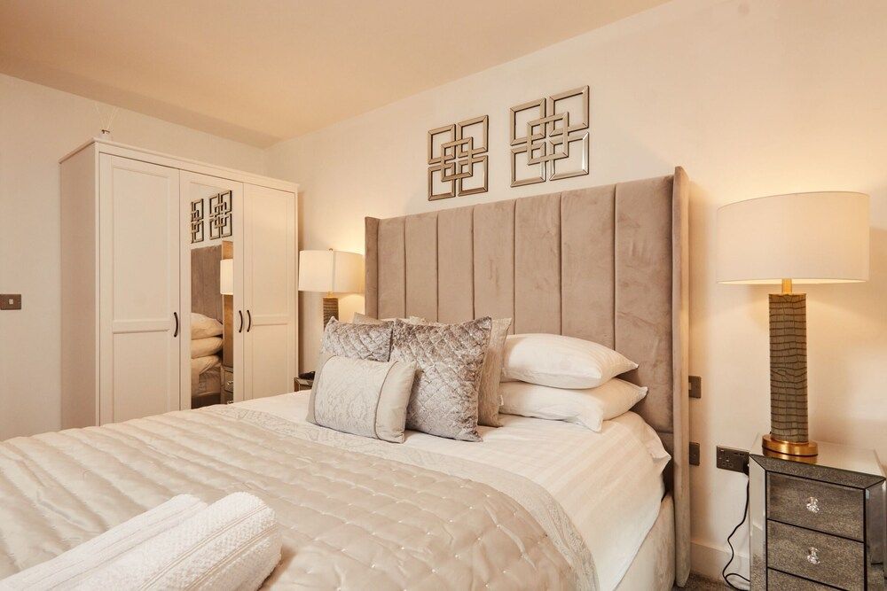 Deluxe Apt - Beautiful River View, Balcony &Free Secure Parking 2
