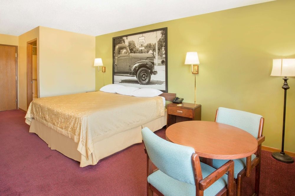 Super 8 by Wyndham Normal Bloomington 2