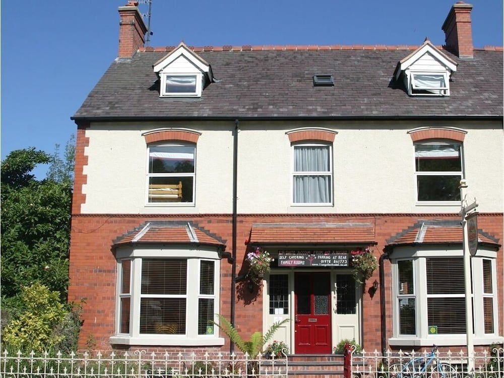Llangollen Hostel - The Whole Bedroom - Self Catering Facilities 1