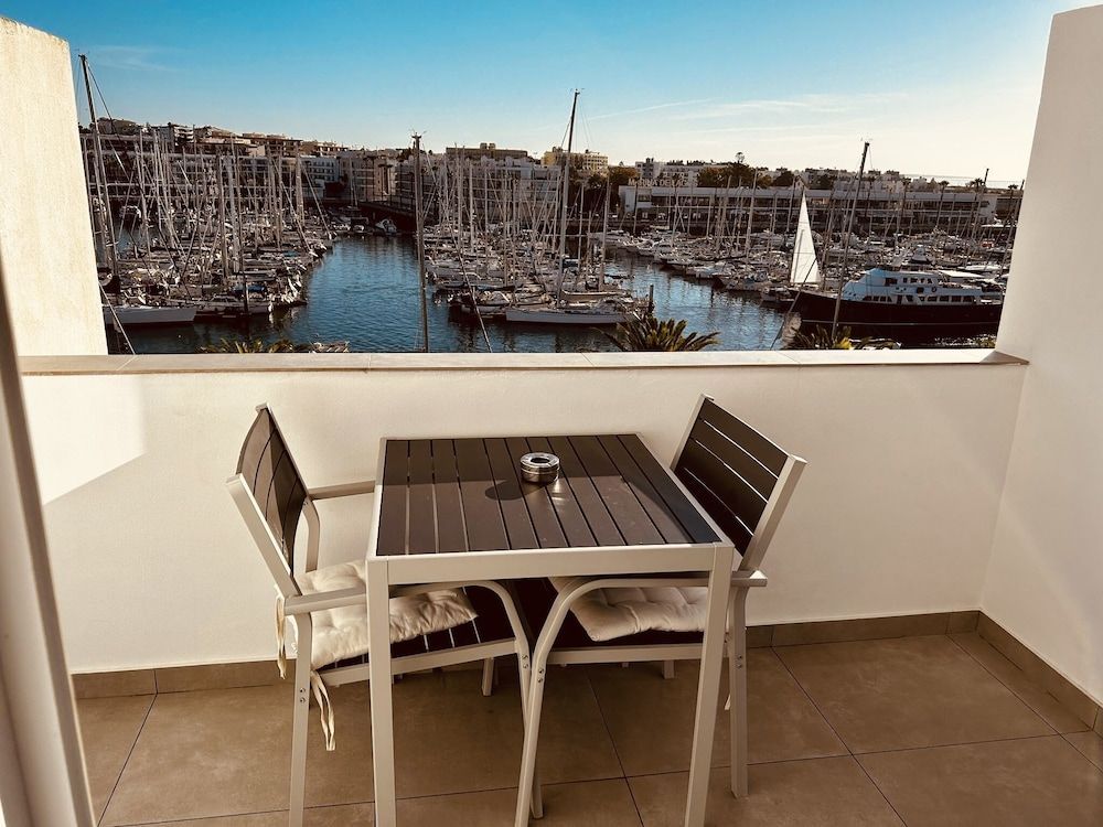 Studio apt with spectacular views of Lagos Marina 1