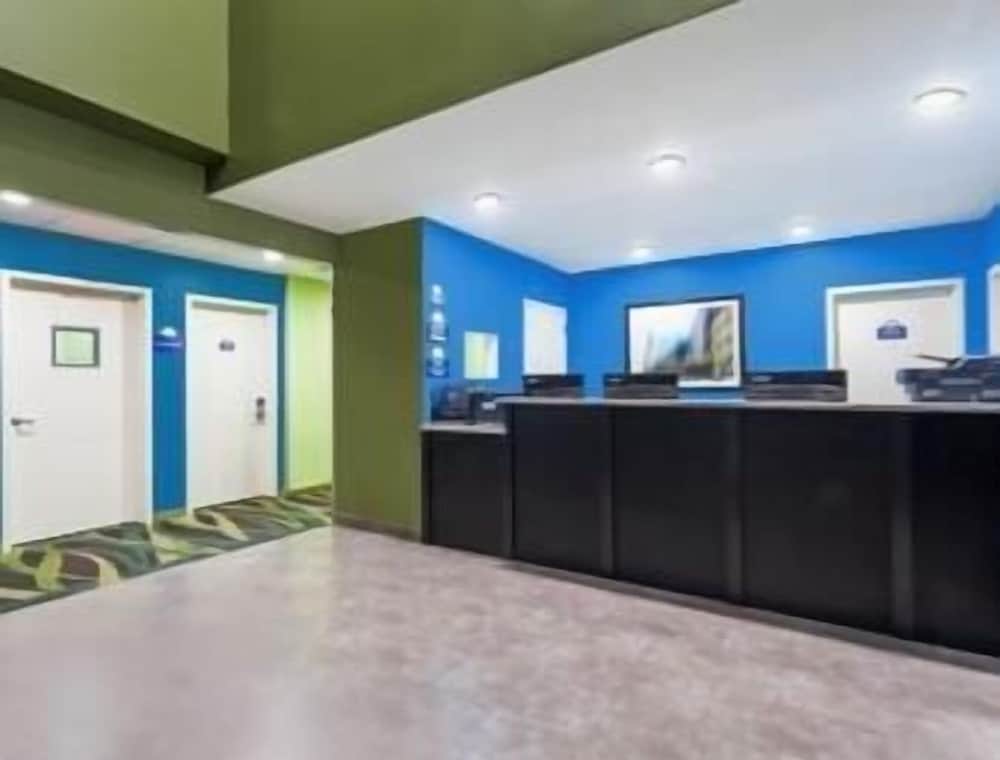 Days Inn & Suites by Wyndham Jamaica JFK Airport 2