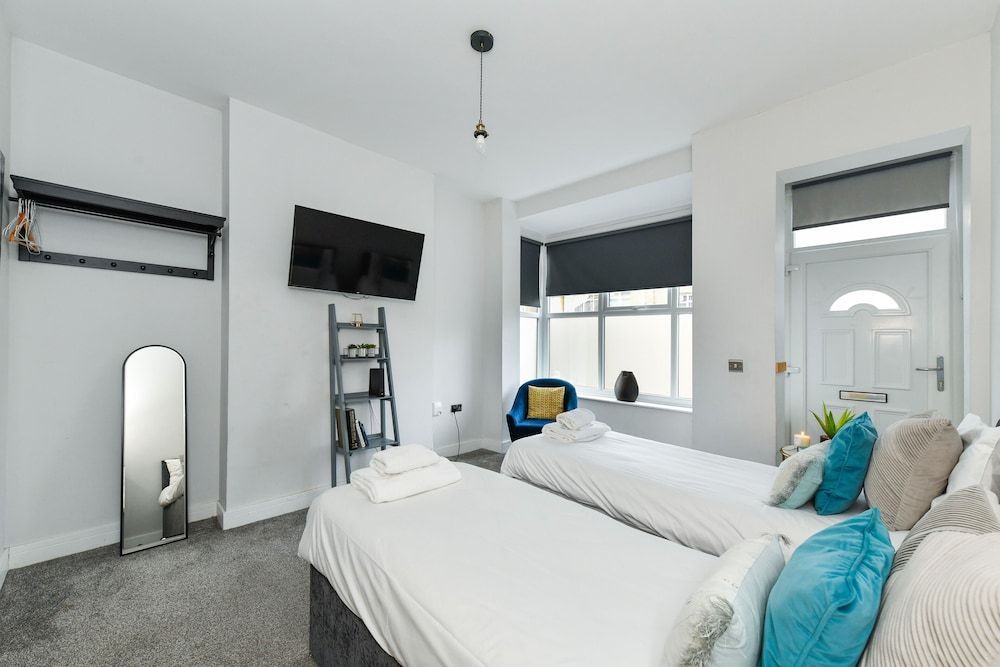 Long Eaton Modern 4bed House 1