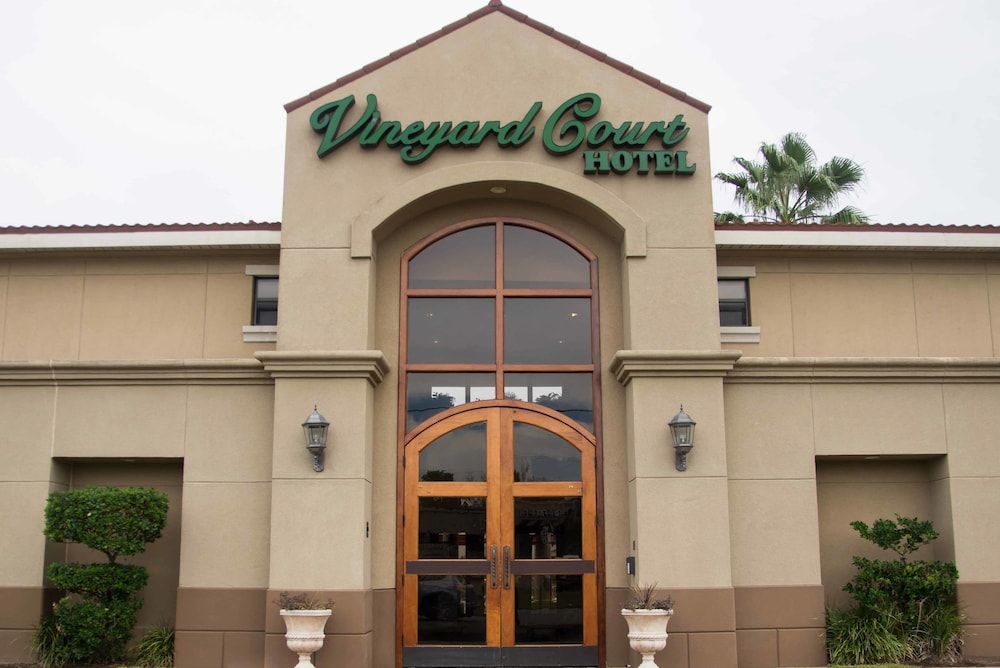 Vineyard Court Designer Suites Hotel 1
