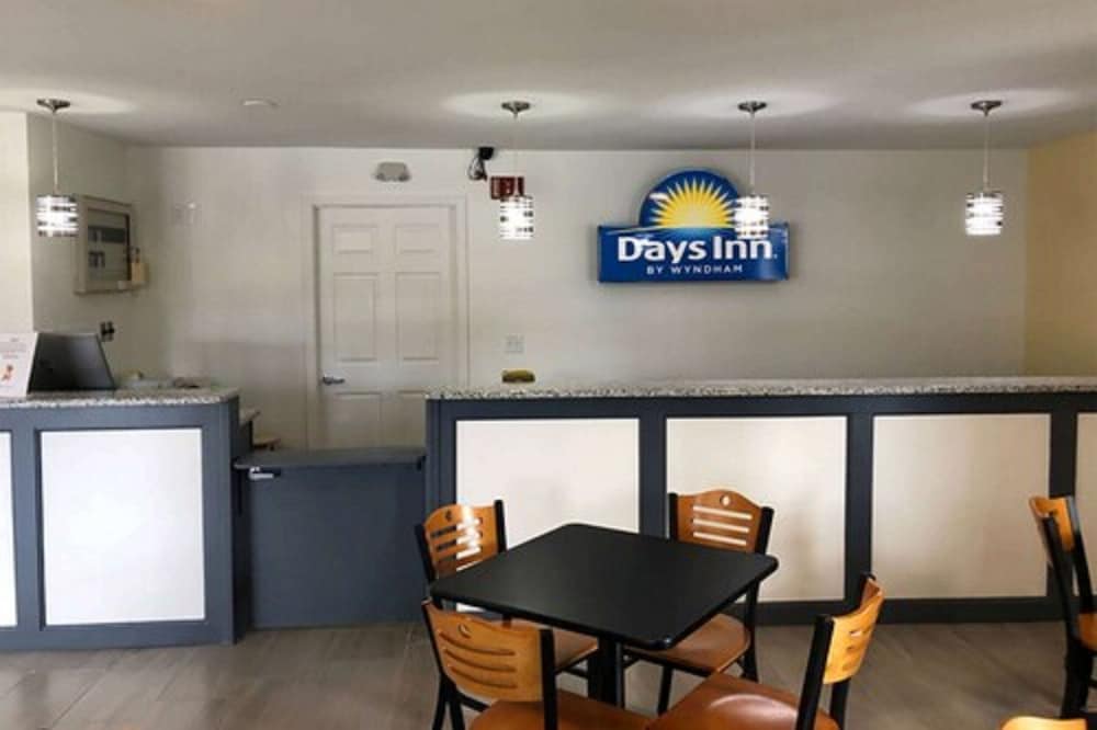 Days Inn by Wyndham Cape Carteret 2