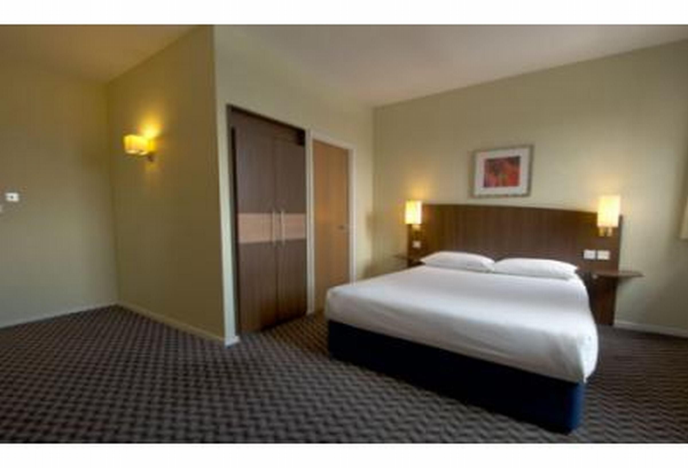 Travelodge Leeds Vicar Lane 1