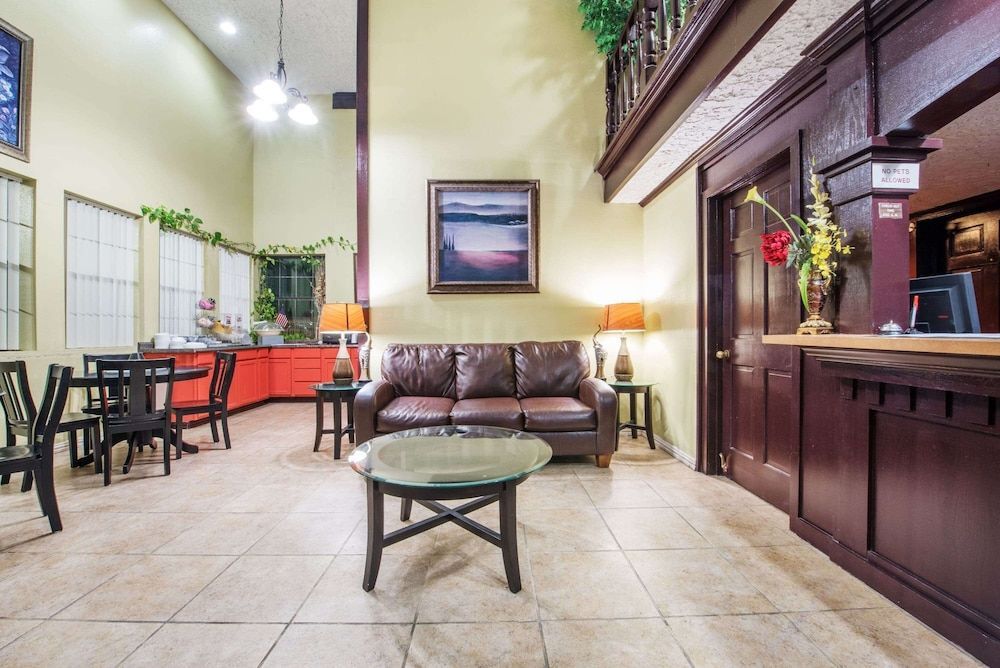 Howard Johnson by Wyndham San Marcos 1