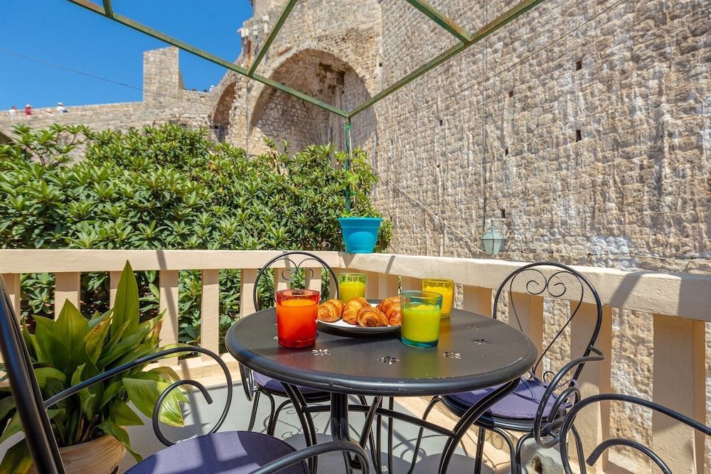 Dominium Old City Suite 1