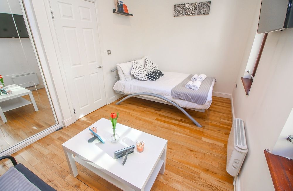 Studio Flat near Liverpool Street 2