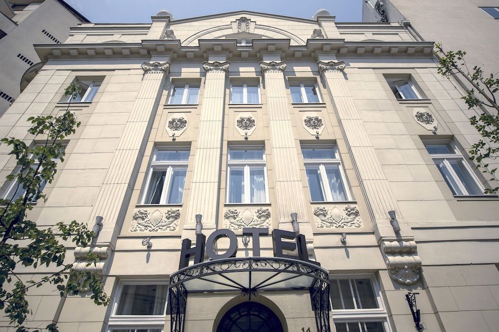 Public House Hotel 1
