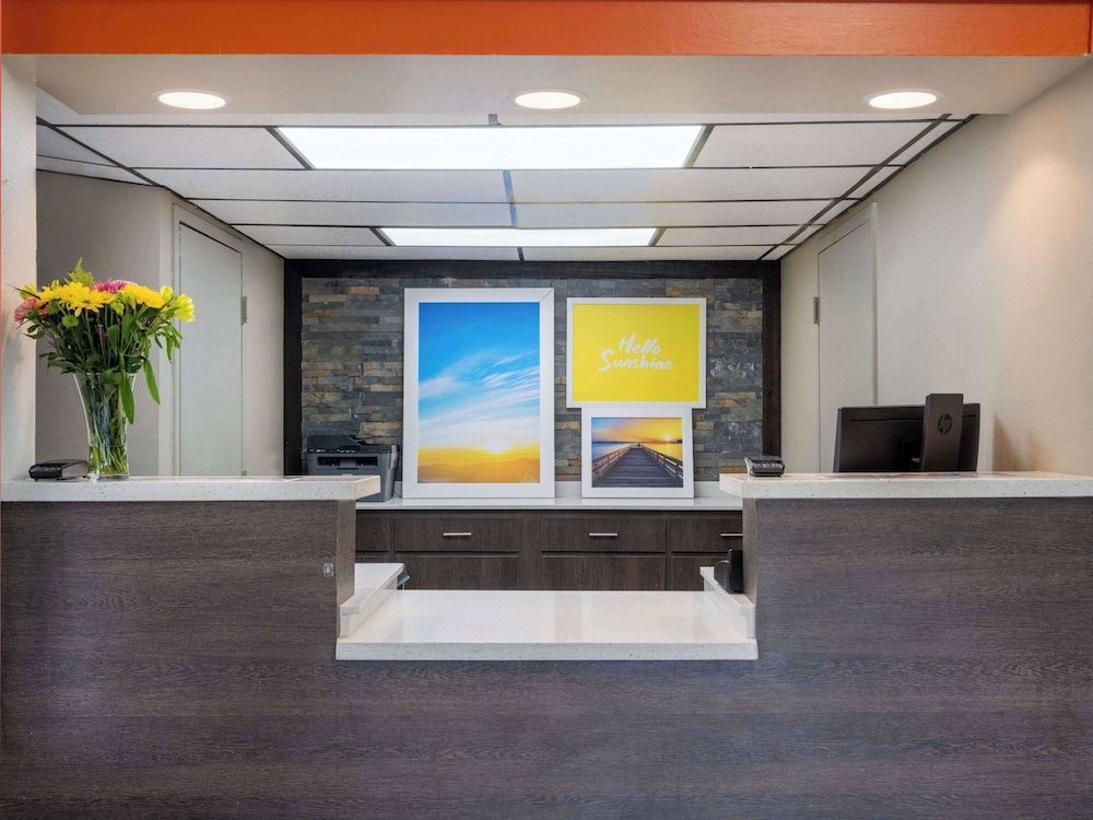 Days Inn by Wyndham Clemson 2
