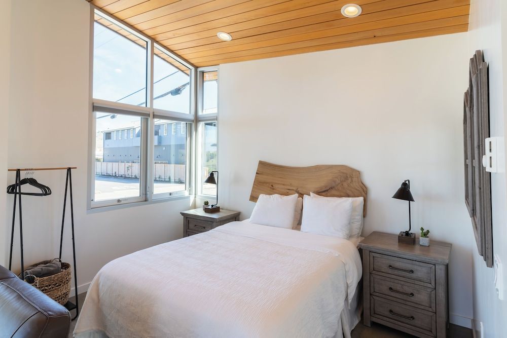 Anchor Inn Pacifica 2