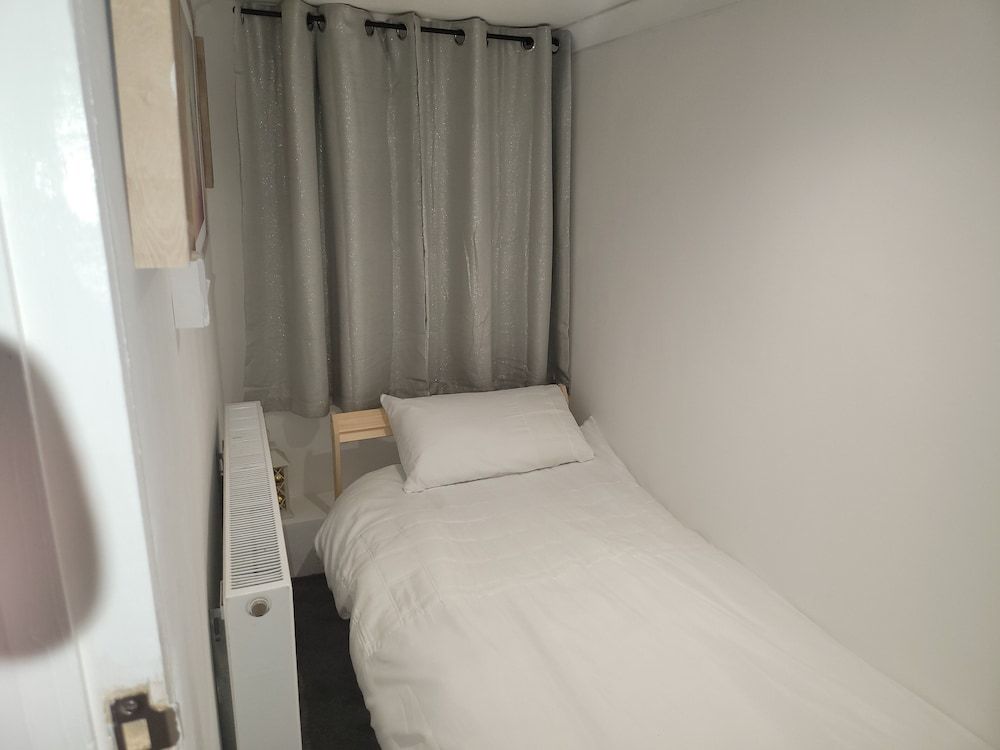Hidden Treasure- 2 Beds Sleeps 3 Gillingham 2