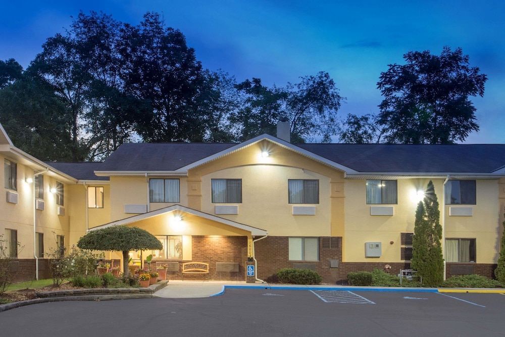 Super 8 by Wyndham Radford VA 1