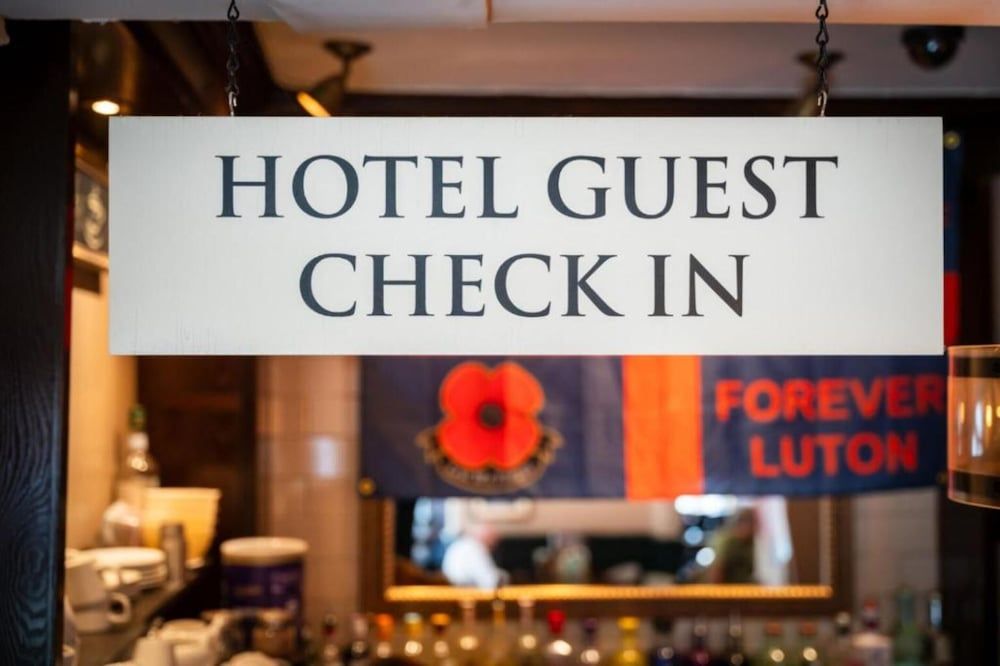 OYO The Red Lion Hotel 2