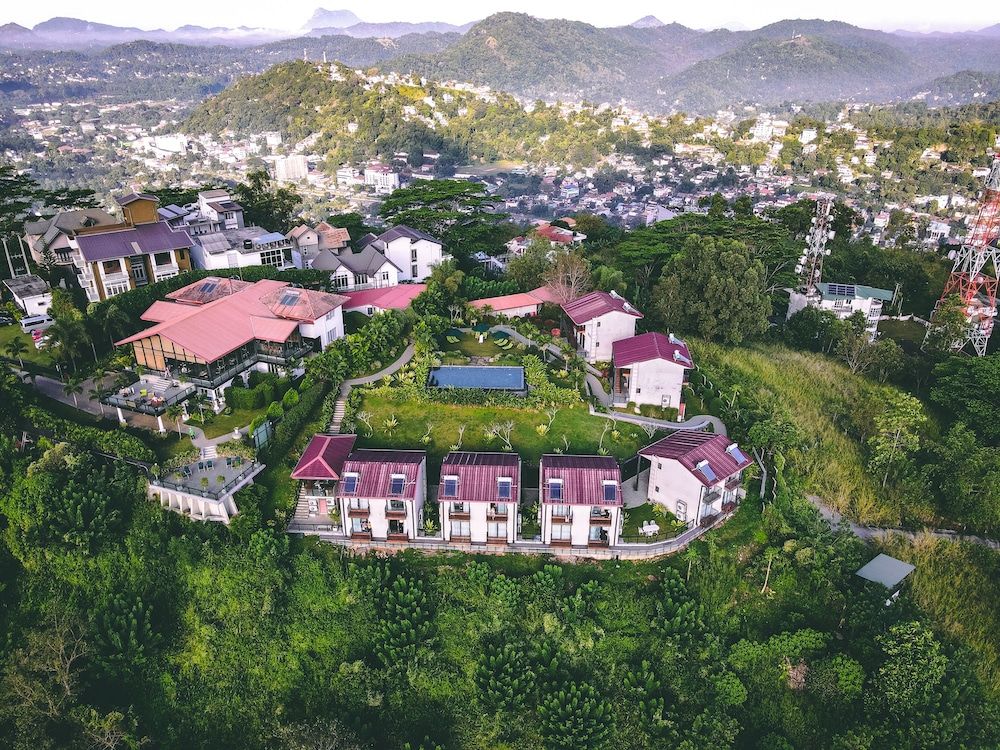Fox Kandy by Fox Resorts - Luxury in the Mist 1