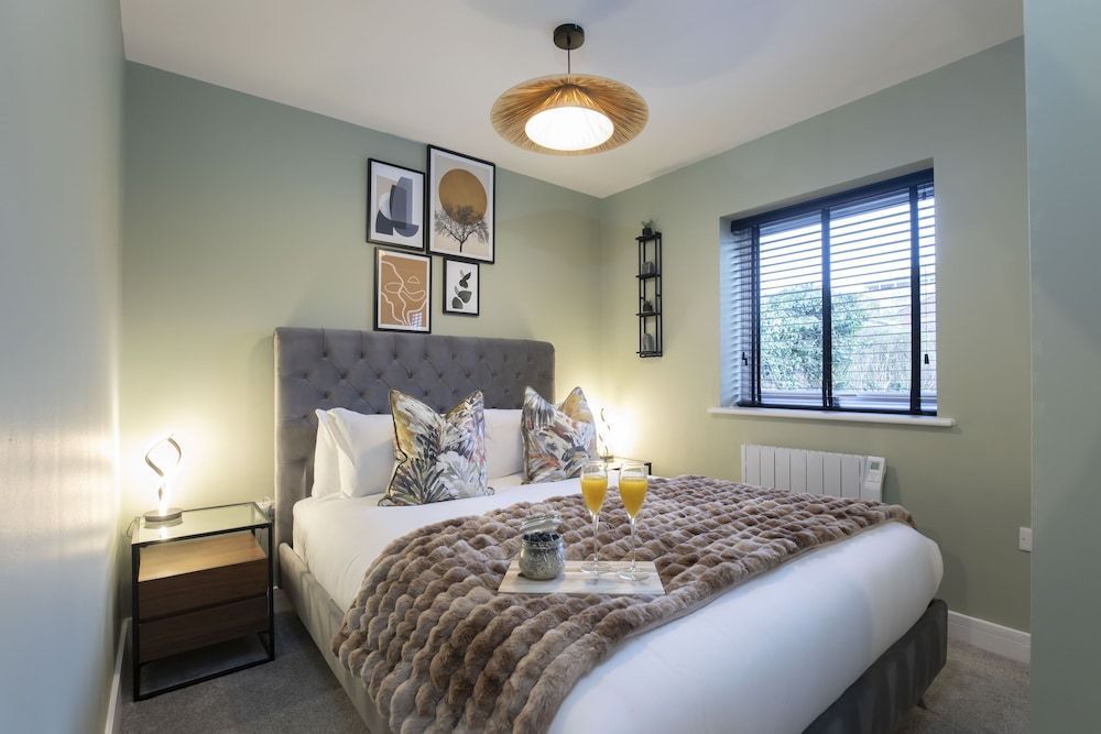 Elliot Oliver - Deluxe Two Bedroom Apartment With Parking & EV Charger 1