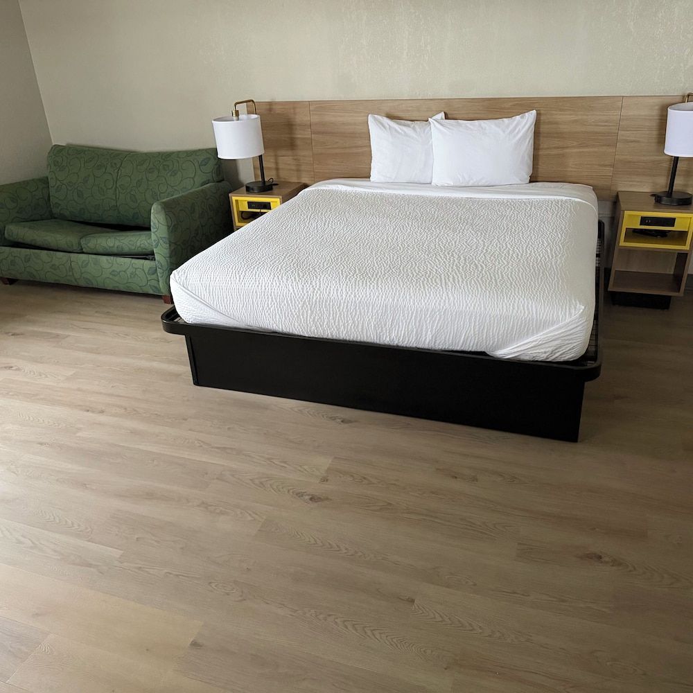 Days Inn by Wyndham Amherst OH - Near Cleveland Cedar Point & Lake Erie 1