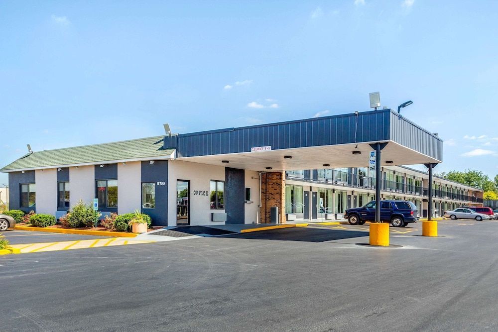 Econo Lodge Shorewood 1