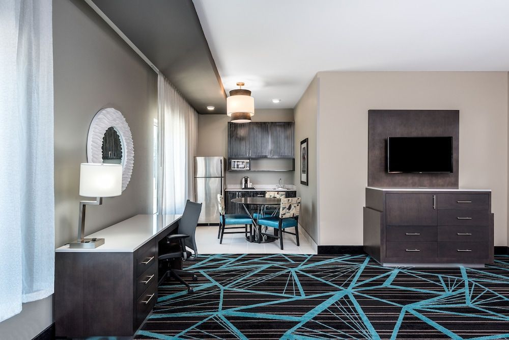 Holiday Inn Express & Suites CHARLOTTE AIRPORT by IHG 2