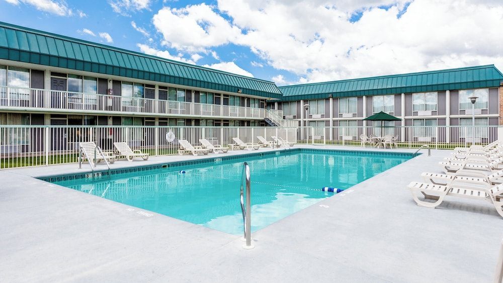 Red Roof Inn & Suites DeKalb 1