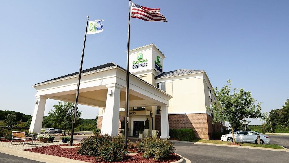 Holiday Inn Express & Suites DELAFIELD by IHG 1