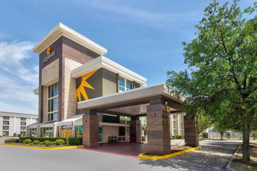 La Quinta Inn & Suites by Wyndham Dallas I-35 Walnut Hill Ln 1