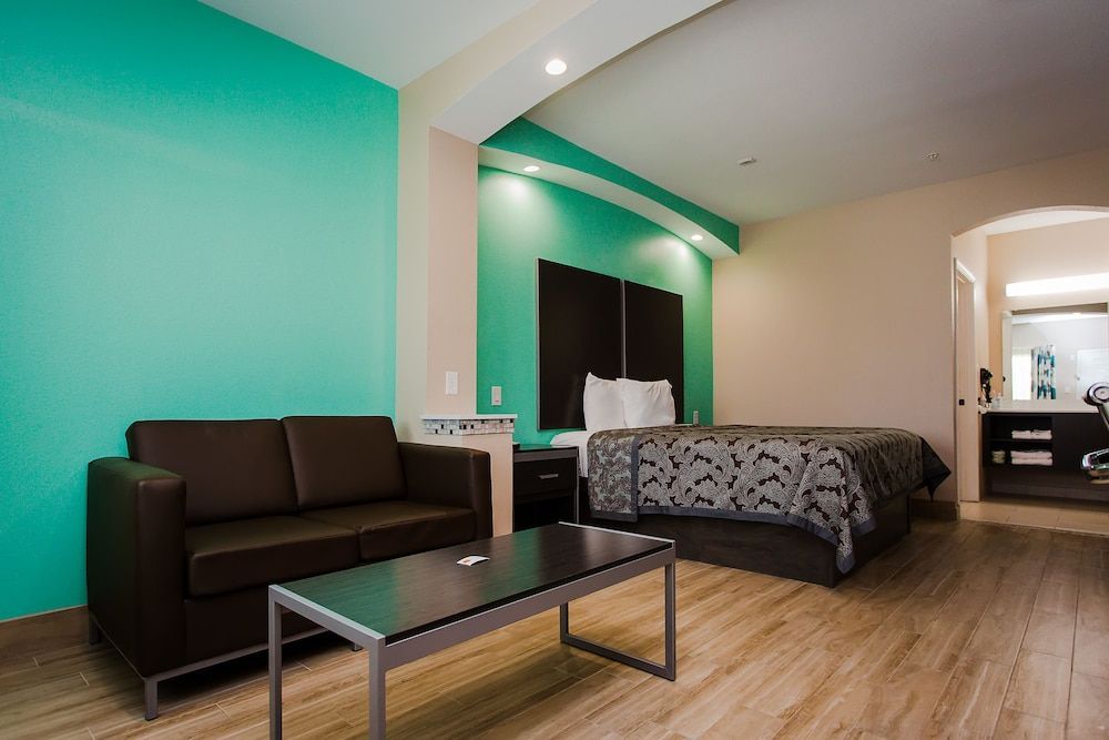 Palace Inn and Suites - Willowbrook Mall 2