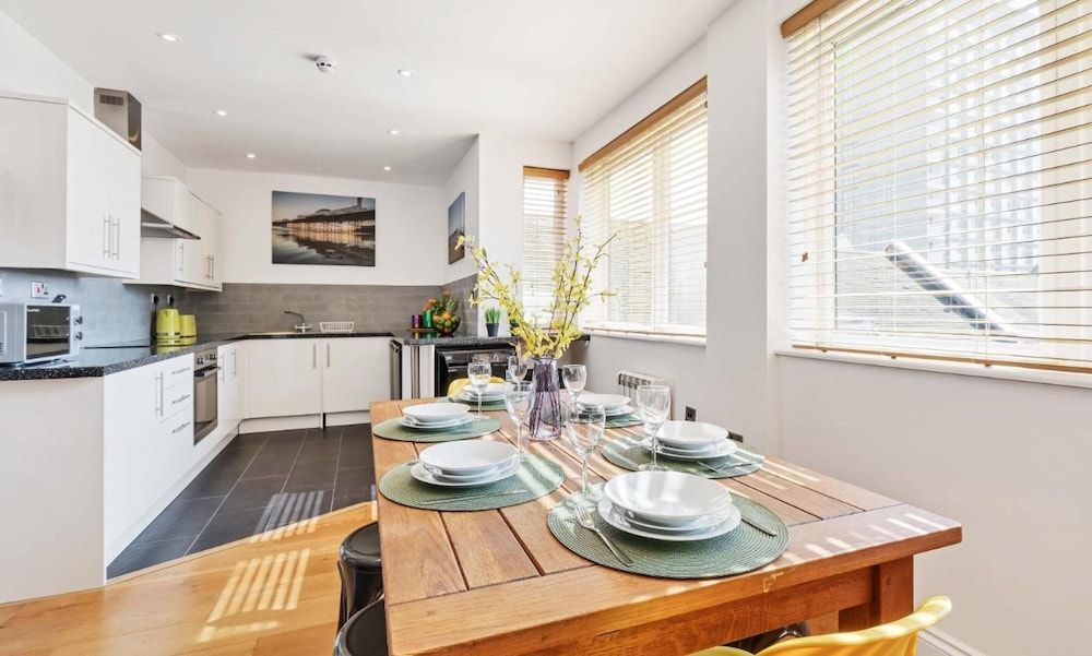 Seaview Heights - two Bedroom two Bathroom Loft Style Apartment Direct Distant sea Views - Fast Wifi 1